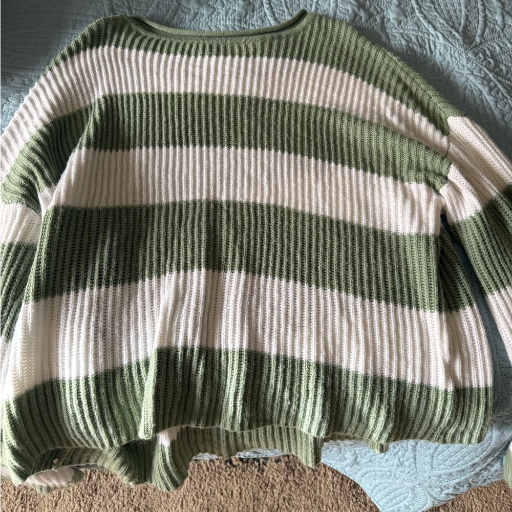 Zesica Green and White Sweater